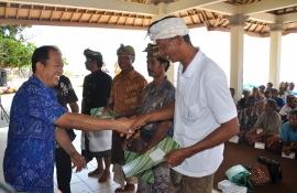 Dirjen P2HP Serahkan Bantuan Sarana Pasca Panen Kepada Kelompok Petani Rumput Laut Pantai Pandawa Se